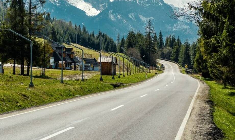 Jakie są zalety stosowania chlorku magnezu w miejskich przestrzeniach publicznych?