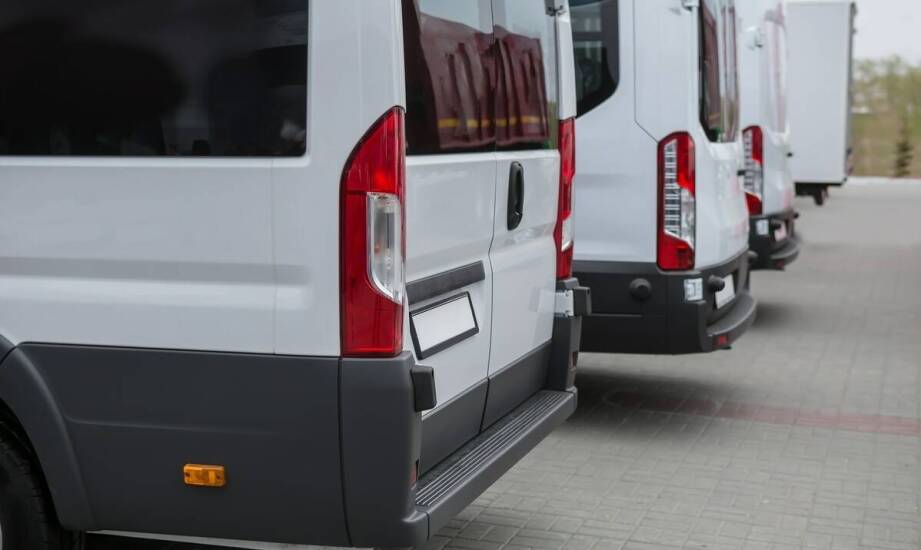 Tani transport do stolicy – jakie usługi oferują przewoźnicy?