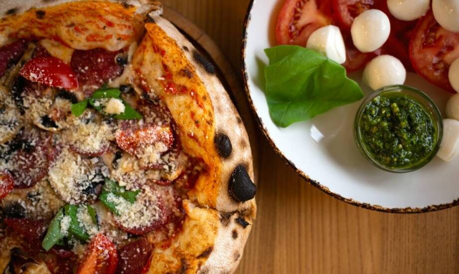 Różnorodność smaków pizzy dostępnej z dostawą prosto do domu