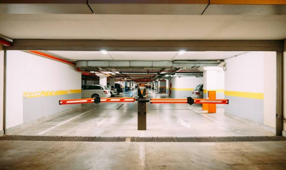 Dlaczego solidne ogrodzenie jest kluczowe na parkingu przy lotnisku?