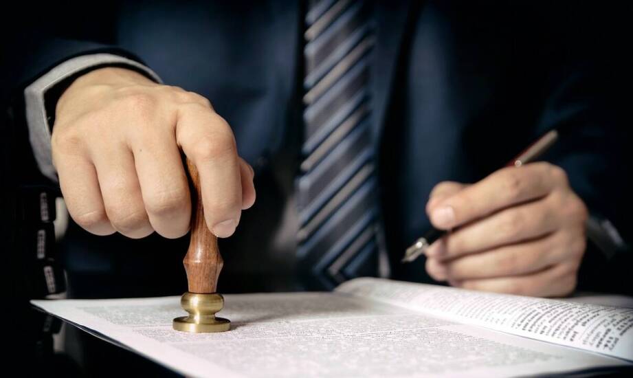 Jak notariusz tłumacz wspiera klientów przy poświadczaniu zgodności tłumaczeń z oryginałem?