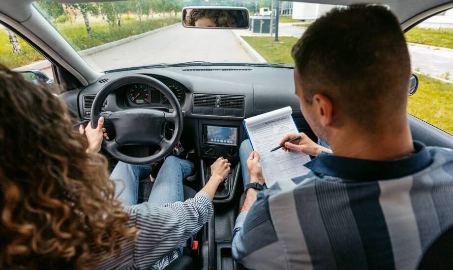 Jak wygląda harmonogram zajęć praktycznych na kursie prawa jazdy?