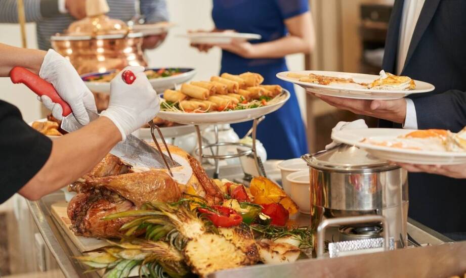 Jakie są opcje cateringowe oferowane przez bistro w Tarnowie Podgórnym?