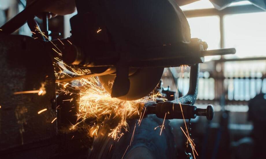 Jakie są najczęstsze zastosowania piły taśmowej w różnych branżach?