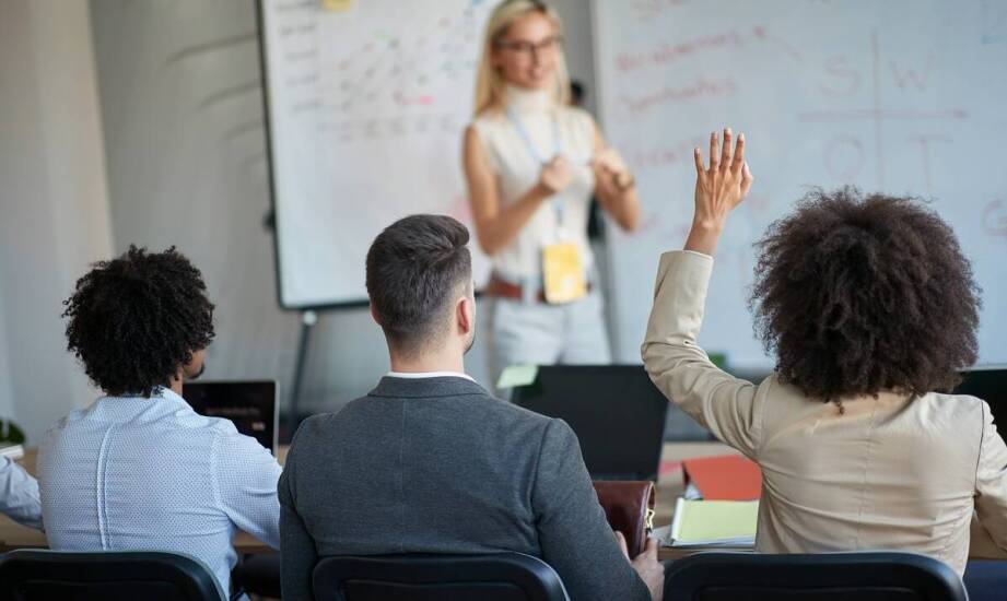Dlaczego warto inwestować w szkolenia z zakresu zarządzania długami dla pracowników siłowni?