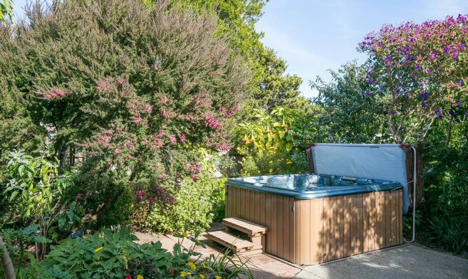 Die Wahl der richtigen Farbgebung für Ihr Gartenbadefass – Inspirationen und Ideen