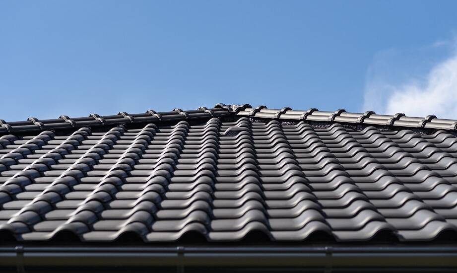 Zalety montażu dachówki ceramicznej w nowoczesnym budownictwie