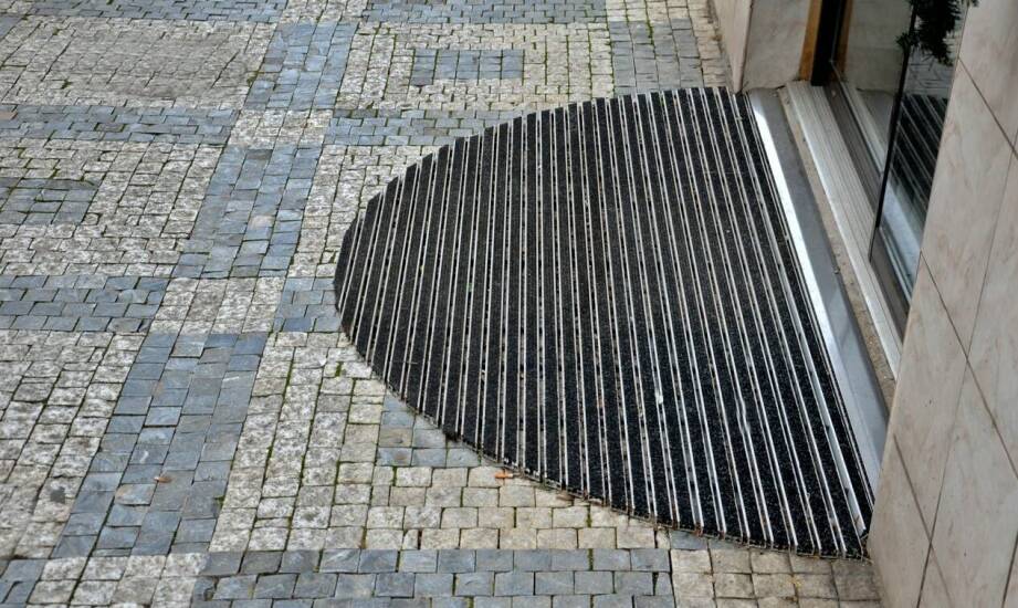 How Do Drainage Systems in Entrance Mats for Buildings Affect Their Functionality?
