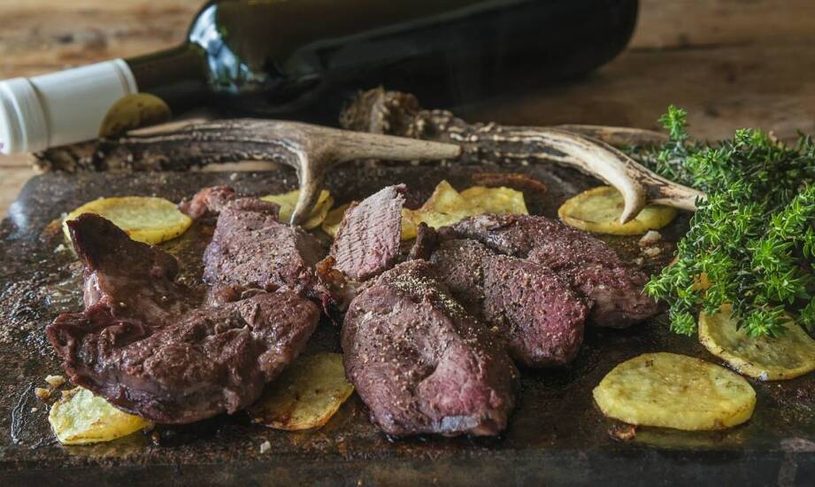 Jak przygotować stek z udźca sarny na grillu? Porady dla początkujących kucharzy