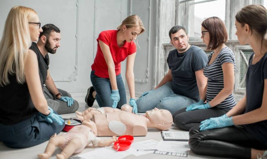 Jakie znaczenie ma dostępność przenośnych AED dla bezpieczeństwa publicznego?