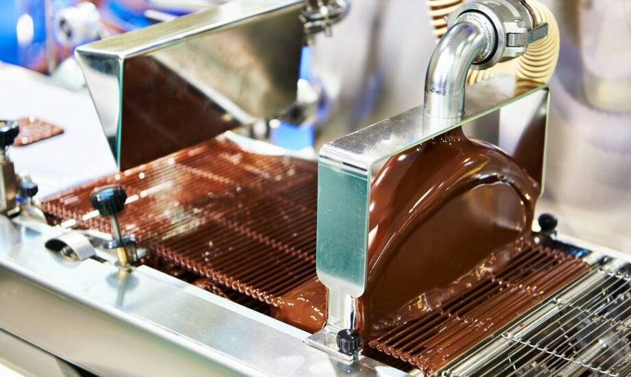 Czekolada w kąpieli wodnej z mlekiem – dlaczego jest tak popularna w cukiernictwie?