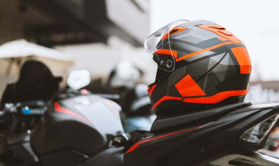 Jakie technologie zapewniają wentylację w kombinezonach motocyklowych?