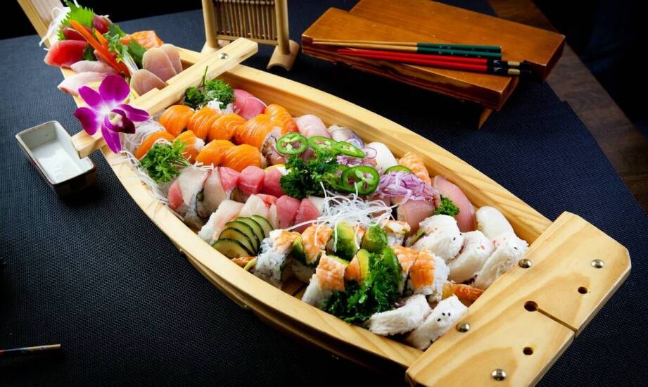 Sushi na telefon – jakie zestawy wybrać na spotkanie biznesowe?