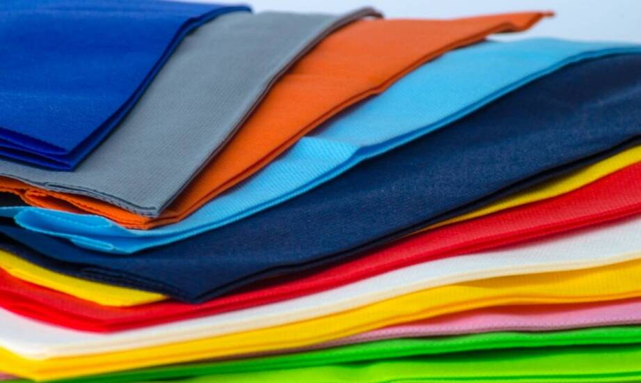 Wytrzymałość mocnej plandeki 4x5 – co warto wiedzieć przed zakupem?