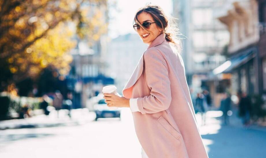 Jakie torby najlepiej pasują do krótkiego płaszcza damskiego z kapturem?