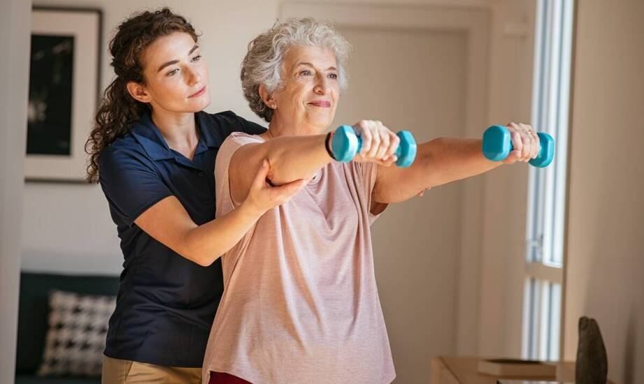 Welche gesundheitsfördernden Aktivitäten bieten Betreuer bei der Seniorenbetreuung zu Hause an?