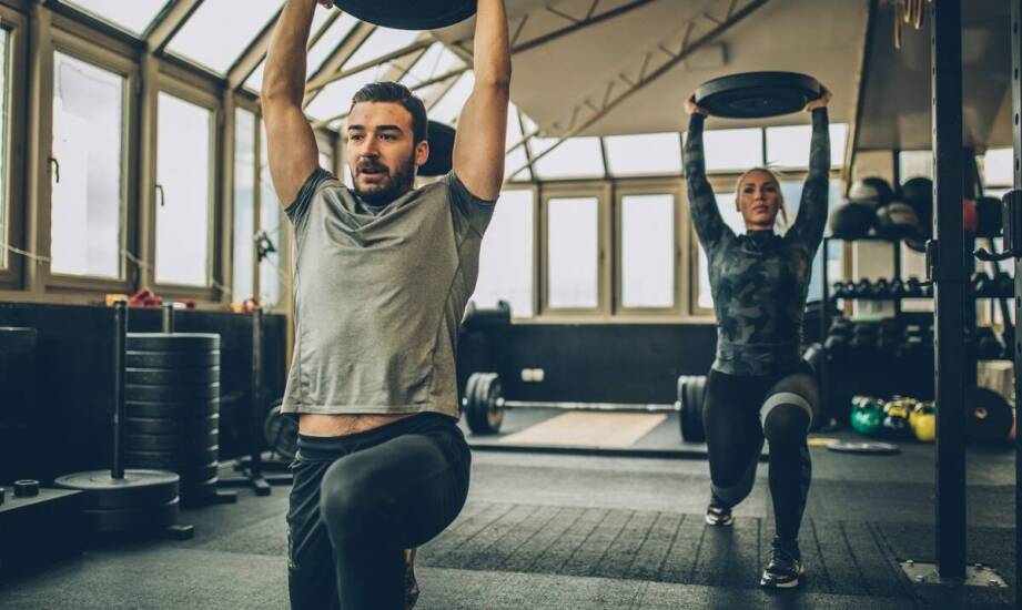 Wie beginnt man sicher mit dem Krafttraining als Anfänger?