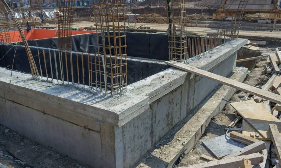 Jak fundamenty palowe wpływają na proces budowy obiektów sportowych?