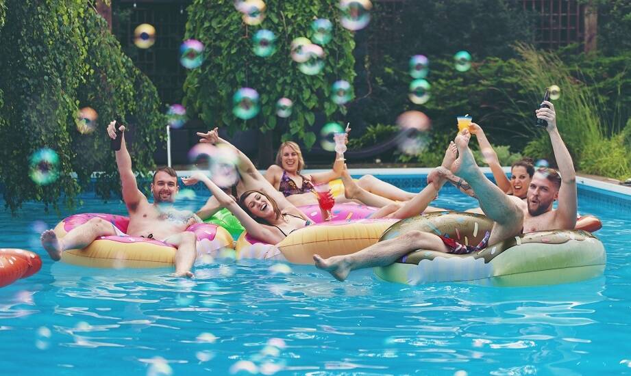 Jak wykorzystać urządzenie do robienia piany podczas pool party?