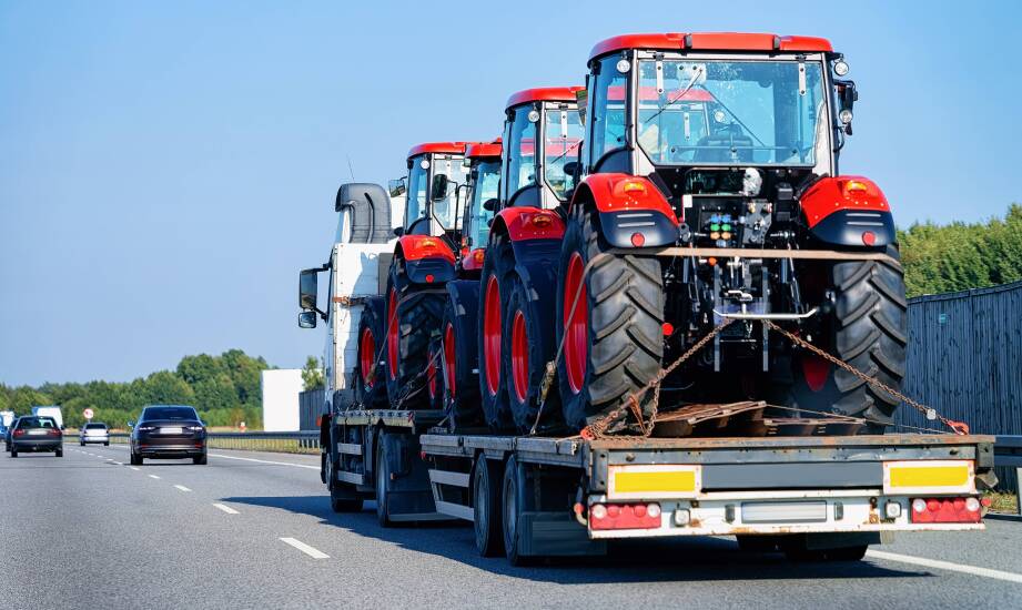 Bezpieczny transport traktorów dzięki usługom lawety krosno