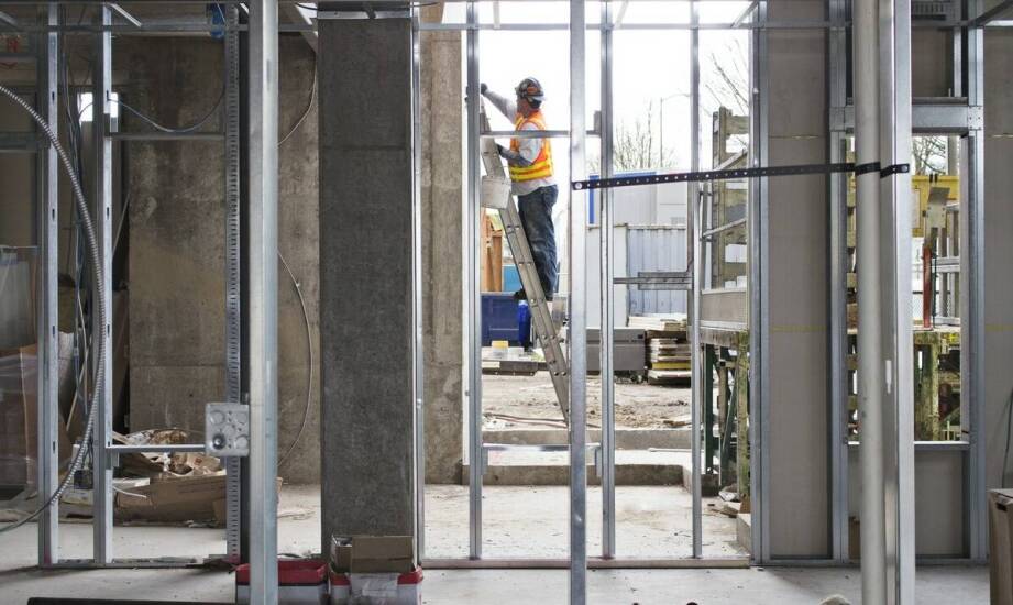 Jakie wyzwania stawia montaż rury przepustowej fi 300 betonowej?