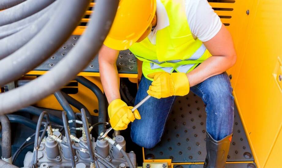 Czy warto korzystać z usług mobilnych serwisów do regeneracji zasilaczy hydraulicznych?