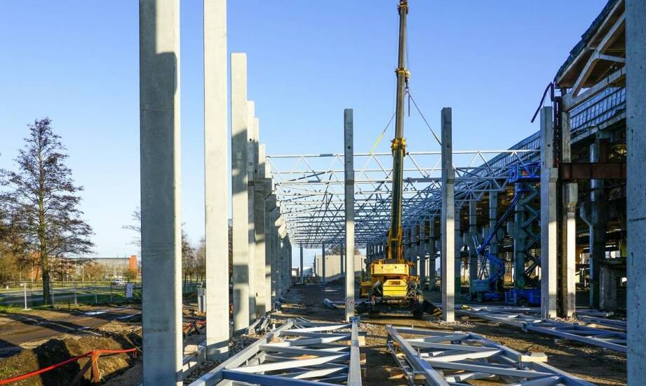 Wynajem żurawia a efektywne przenoszenie konstrukcji betonowych