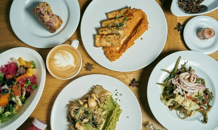 Bistro z duszą przeszłości – odkryj klimatyczne wnętrze i menu