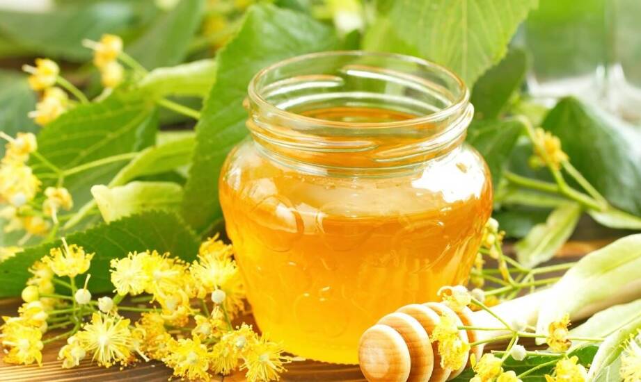 Jak różne rodzaje miodu naturalnego wspierają walkę z infekcjami?