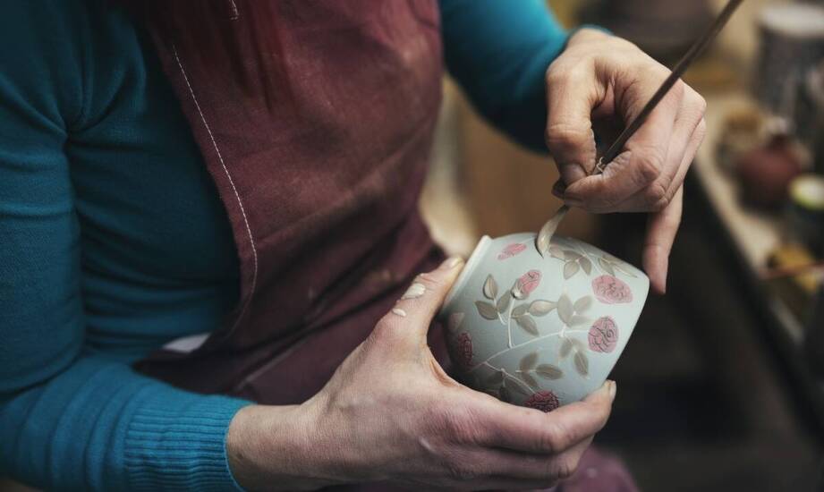 Ręcznie robione kubki ceramiczne – dlaczego warto je mieć?