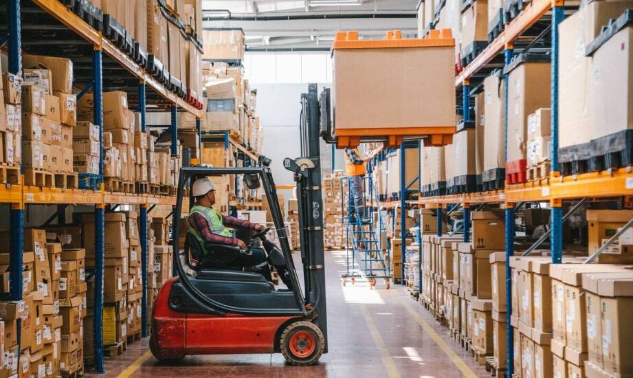 Zalety stosowania wózków widłowych LGV w nowoczesnych liniach produkcyjnych