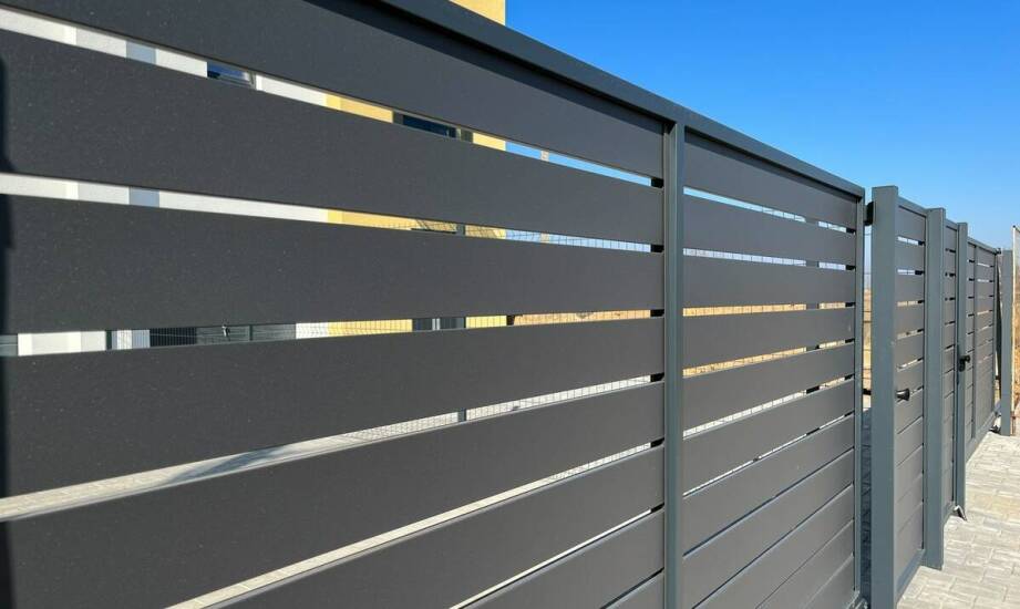 Jakie są zalety ogrodzeń aluminiowych w porównaniu do tradycyjnych?