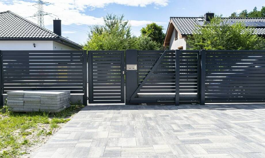 Jakie są zalety automatycznych bram w systemach ogrodzeń?