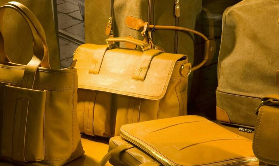 Jakie cechy wyróżniają genuine leather w torebkach skórzanych?