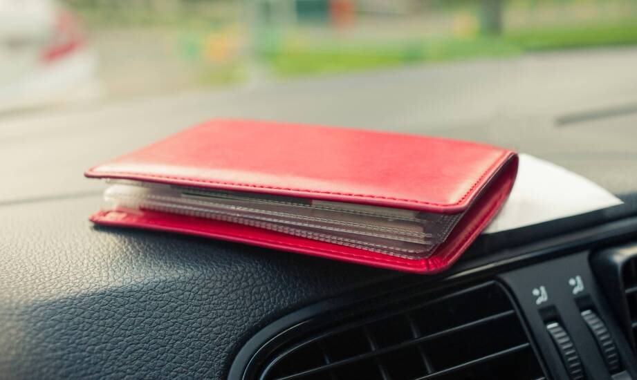 Dokumentenmappe fürs Auto – Eine Geschenkidee für Autofahrer