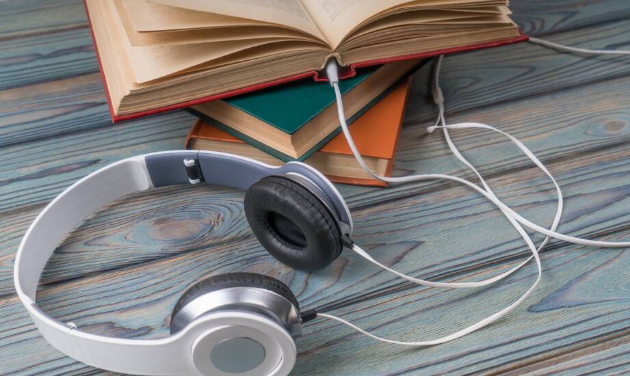 Jakie są kluczowe aspekty współpracy z lektorem audiobooków?