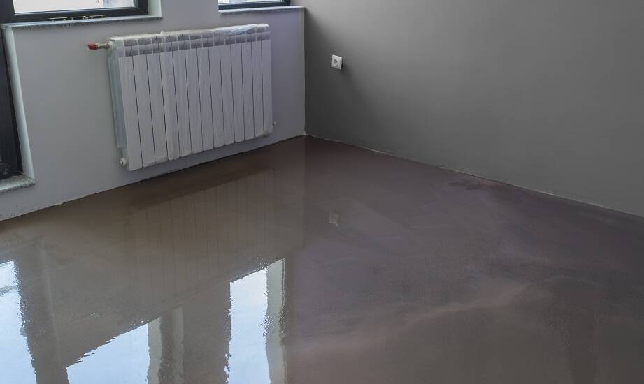 Jakie są różnice w zastosowaniu posadzek cementowych i anhydrytowych w różnych sektorach?