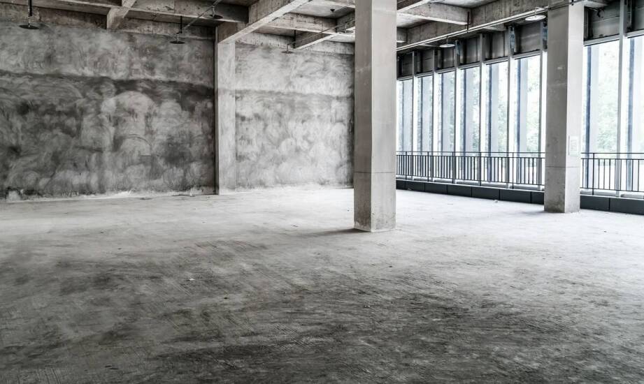 Posadzki betonowe w nowoczesnych halach produkcyjnych – jak je zaprojektować?