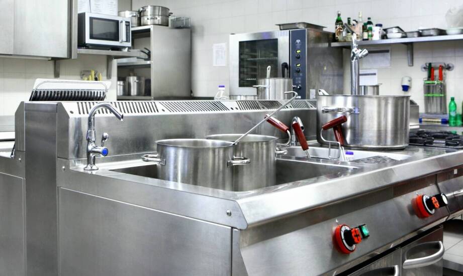 Kosz otwierany nogą – dlaczego warto go mieć w restauracji?