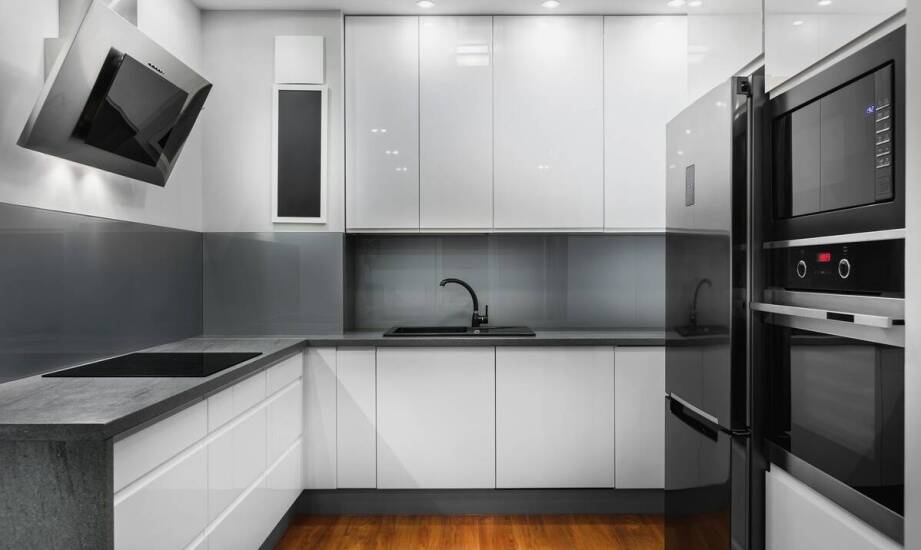 Jak wybrać odpowiednie szkło hartowane do nowoczesnej kuchni?