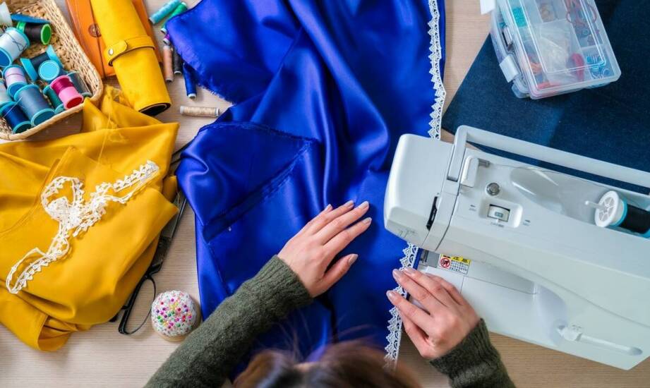 Jakie techniki zdobienia poznasz podczas kursu szycia sukienek?