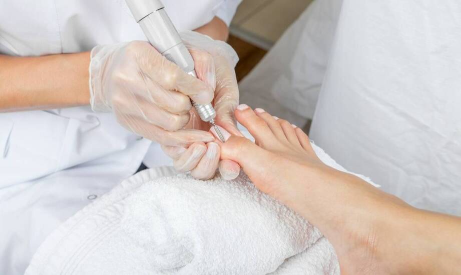 Jak pedicure medyczny może pomóc w leczeniu zmian na płytce paznokciowej?