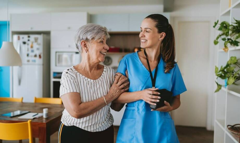 Jak cena usług opiekuńczych wpływa na wybór odpowiedniej firmy?
