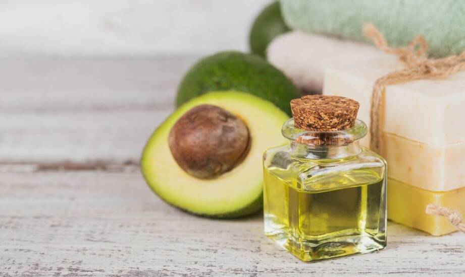 Właściwości odżywcze almond oil dla regeneracji skóry
