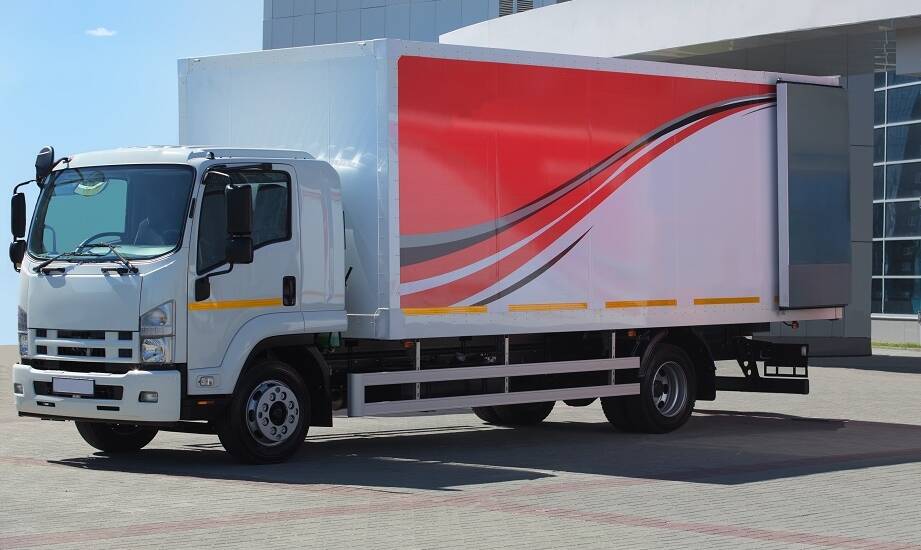 Koszty oklejania autokarów a samochodów dostawczych – porównanie