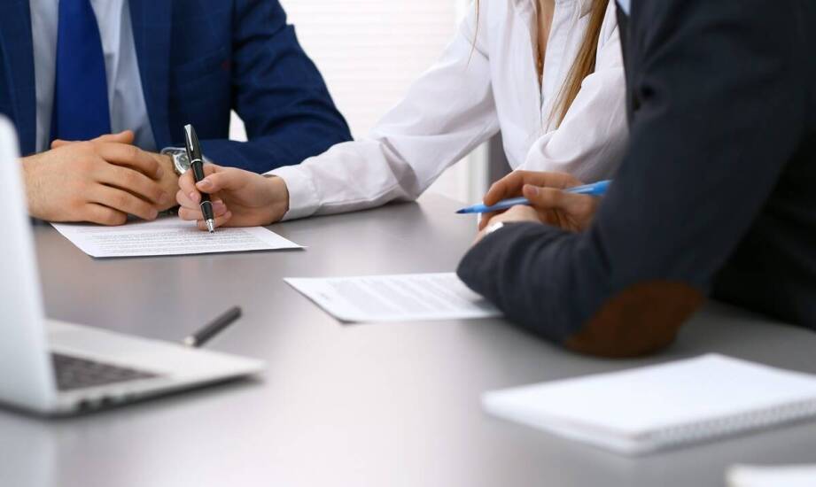 Jak zabezpieczyć interesy wspólników w umowach spółek?