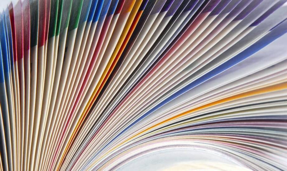 Jak uszlachetnienia wpływają na wygląd i trwałość folderów reklamowych?