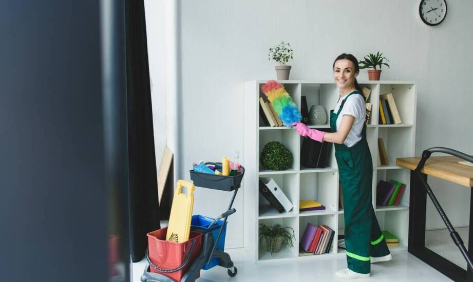 Specjalistyczne podejście do sprzątania pokoi i salonów