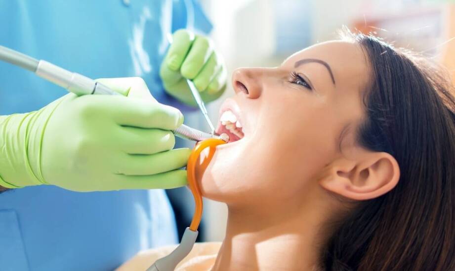 Jakie są zalety tanich implantów zębów w porównaniu do tradycyjnych metod?