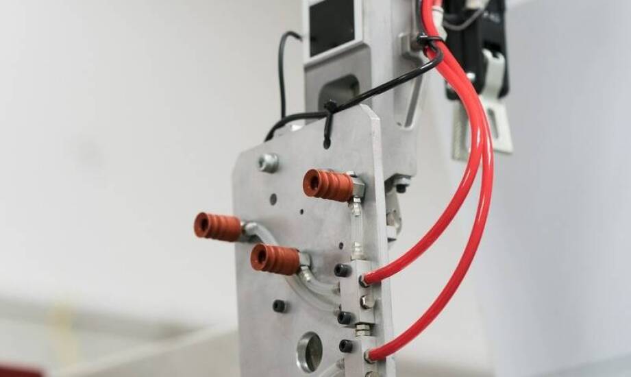 Jakie są wyzwania związane z produkcją i wdrożeniem elektrod wahliwych?